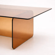 detalle de mesa de centro de vidrio curvado con bordes redondeados